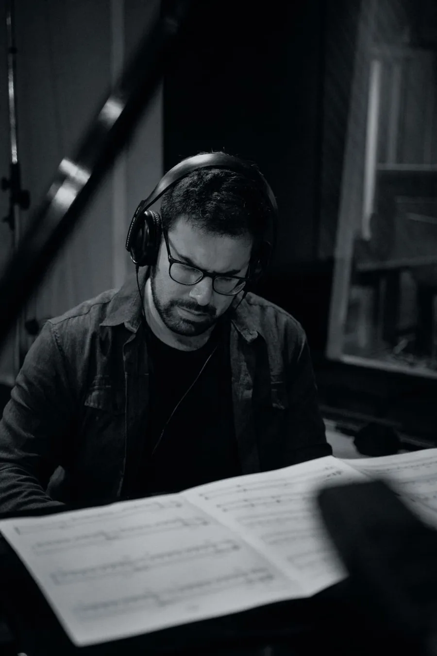 Felipe Silveira lendo partitura ao piano